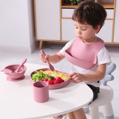 قالب گیری نرم در یک سیلیکون جامد نوزاد بیب ایمن در آب جوش