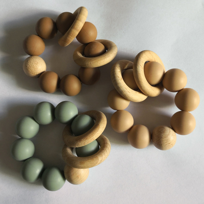 مهره های سیلیکونی سفارشی 9*7.5*4 سانتی متر با 2 دستبند چوبی